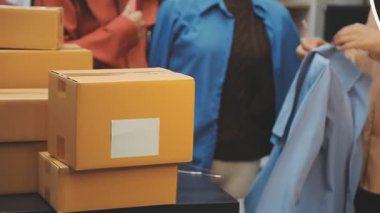 Paket kutuları taşıyan teslimatçı adam. Müşteri hizmetleri