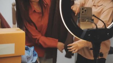 Stüdyoda dizüstü bilgisayarda çalışan profesyonel fotoğrafçı, yakın plan.