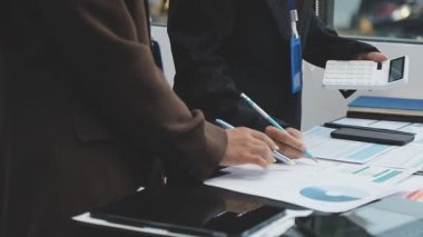 İşadamı ofiste çalışmak için dizüstü bilgisayar kullanıyor..