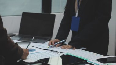 İş adamları ofiste mali tabloları tartışıyor. iş kavramı