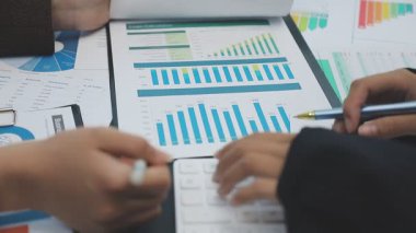 Ofiste birlikte çalışan iş ekibi..