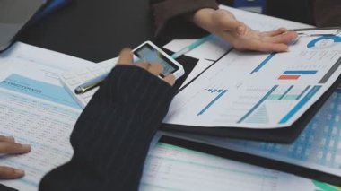 İş adamları toplantıda buluşup planlama ve ofiste çalışma konularını tartışıyor. İş adamları takım konsepti. Modern ofiste takım çalışması yapan bir iş adamı. Takım çalışması, takım çalışması
