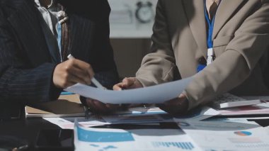 birlikte çalışma ofisinde işadamları