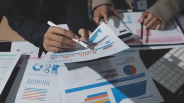 İş ekibi masadaki verileri tartışıyor