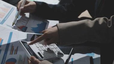 İş adamı hesap makinesindeki finansal verileri analiz ediyor. muhasebe ve muhasebe kavramı.