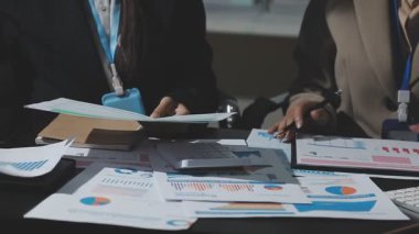 İş ekibi bilgisayarla ofisinde toplanıyor.