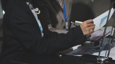 İş adamı ofiste iş planı yazıyor.