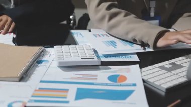 İş ekibi ofiste buluşmaya çalışıyor. parlak ofis