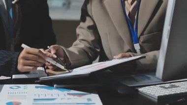 Tablet kullanan işadamı ve analiz grafiği