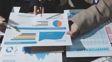 İş kadını tabletteki mali tabloları analiz ediyor