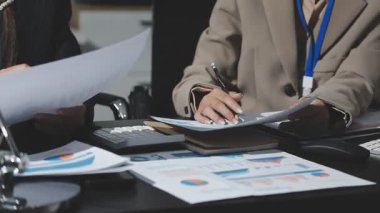 Ekonomik belgeleri olan iş kadınları