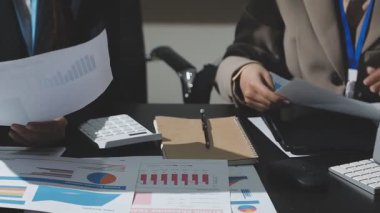 İş adamları ofiste grafiği analiz ediyorlar.