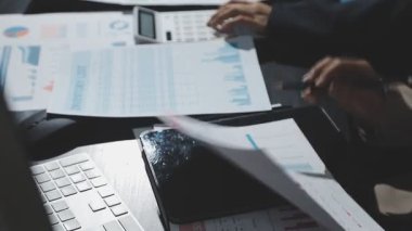 Masasında hesap makinesi olan bir iş adamı