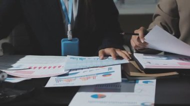 İş adamları ofiste toplanıyor.