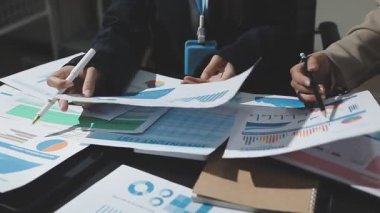 İşadamı ofiste belgeler üzerinde çalışıyor.