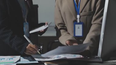 Kağıda kalem yazan iş kadını.