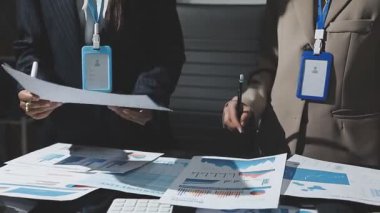 İş adamları bilgisayar ekranında istatistik ve verileri analiz ediyor