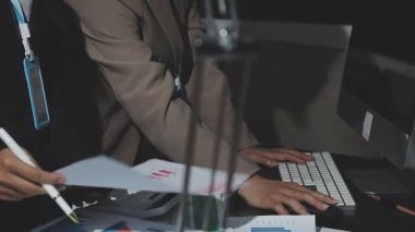 İş adamları konferansta toplanıyor ve iş tartışıyorlar