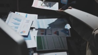 İş ekibi birlikte çalışıyor.