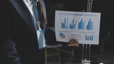 İş adamı masadaki mali raporu analiz ediyor.