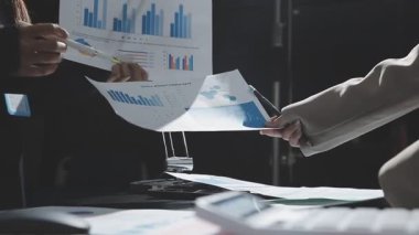 Mali çizelgeleri tartışırken iş adamları