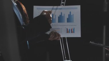 Ekonomik raporlar üzerinde çalışan iş adamları. iş ve teknoloji kavramı