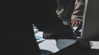 Ofiste dizüstü bilgisayarla çalışan bir iş kadını. iş kavramı.