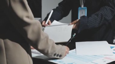 Ofiste birlikte çalışan iş adamları
