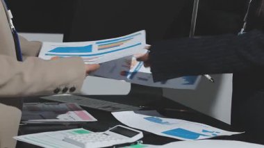 Ekonomik rapor üzerinde çalışan iş adamları