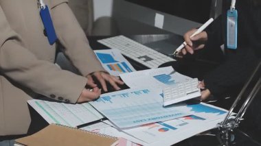 Masa başında çalışan iş adamı