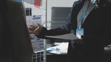 İş kadını ve iş ekibi ofiste mali raporlarıyla toplanıyor. Ofiste çalışan iş adamı, gemide bilgisayar ve veri analizi yapıyor..