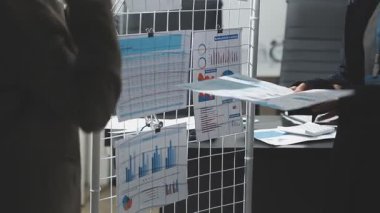 İş kadını, işyerindeki kağıt üzerinde mali verileri analiz ediyor