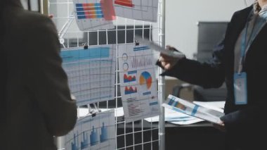 Ofisteki bilgisayarda finansal istatistiklerle çalışan iş ekibi
