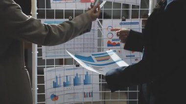 İş ekibi mali istatistikleri tartışıyor