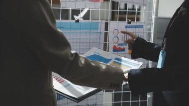 iş takım tartışarak yeni proje