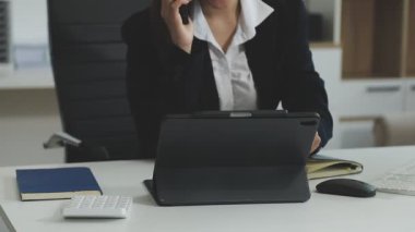 Bilgisayarda Çalışan Kadın