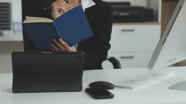 İş kadını ofiste belge okuyor