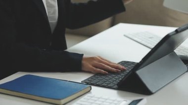 Ofiste Dizüstü bilgisayarda çalışan genç iş adamı..