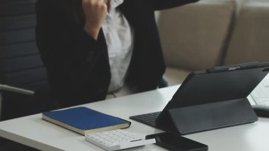 Modern ofisteki boş ekranlı dizüstü bilgisayar kullanan iş kadını..