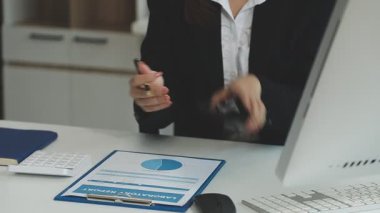 Dizüstü bilgisayar kullanan genç kadın