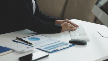 Ofiste bilgisayarla çalışan iş adamı