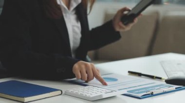 Ofiste çalışan iş kadını, dizüstü bilgisayar kullanıyor.