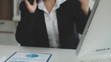 İş adamları işyerindeki rapora ilişkin mali verileri tartışıyor ve analiz ediyorlar.