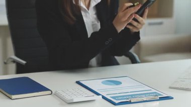 İş kadını ofiste çalışıyor.