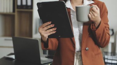 iş kadını holding tablet