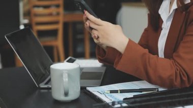 Ofiste akıllı telefon, iş ve teknoloji kullanan genç bir kadın.