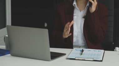 Görevdeki genç bayan.