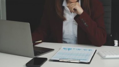 사무실 책상에서 일 하는 사업가