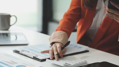 Modern ofisinde çalışan iş kadını.