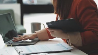 Modern ofiste mali belgeler ve hesap makinesiyle çalışan bir iş kadını. muhasebe, iş, denetim, mali denetim, hesaplama kavramı.